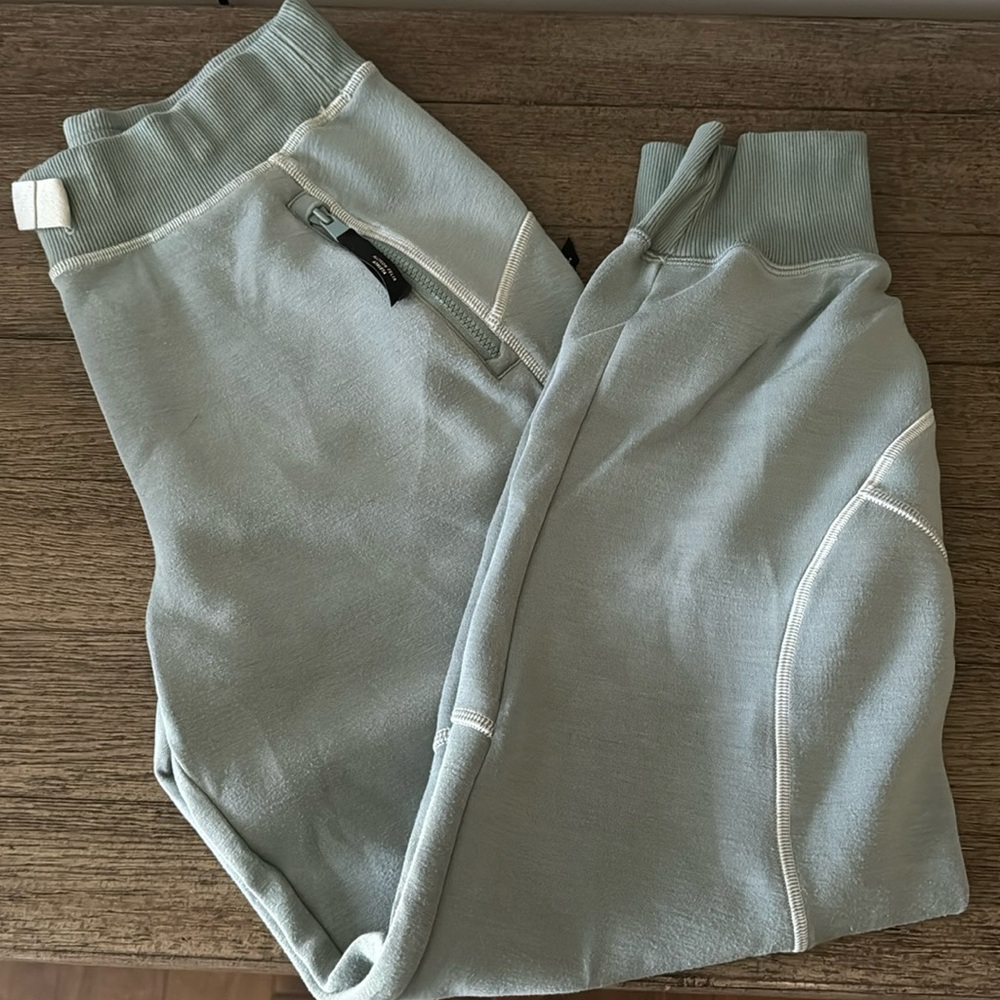 Allyson Felix joggers from Athleta